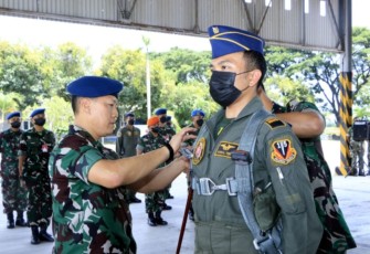 Danlanud Iswahjudi Marsekal Pertama TNI Irwan Pramuda saat menyematkan Badge Hawk Serial Number 
