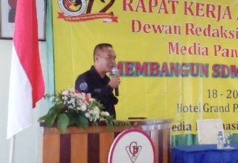 Kasi Humas Polres Batu Iptu Ivandi Yudistiro saat memberikan sambutan di hotel Gran Palem Kota Batu, Senin (19/12)