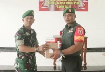 Pasti Ops Kodim 1001/HSU-BLG Kapten Arm Supandi saat memberikan Vitamin HB-VIT 500, Kamis (22/12)