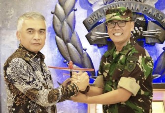 Kamuspusdirla Kolonel Sus Yuto Nugroho memberikan cenderamata 