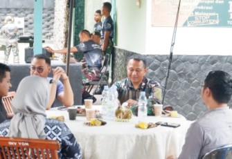 Danyonarmed 11 Kostrad Letkol Arm Gde Adhy Surya Mahendra saat komsos bersama komponen masyarakat, Selasa, (27/12)