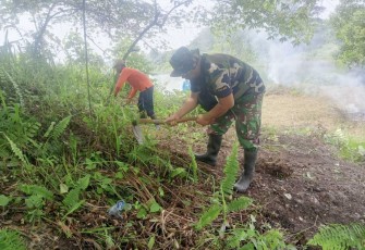 Gotong-royong bersihkan lingkungan 