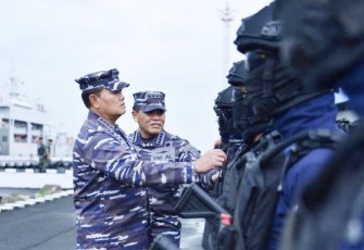 Panglima TNI Laksamana Yudo Margono saat inspeksi pasukan dalam tradisi Admiral Inspection 