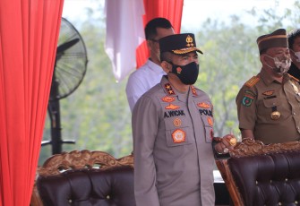 Kapolda Bengkulu Irjen Pol.Drs. Agung Wicaksono, M.Si saat mengikuti apel bendera bulan K3