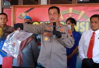  Kapolres Pekalongan AKBP Dr. Arief Fajar Satria, S.H., S.I.K., M.H saat konferensi pers, Jumat (26/08)