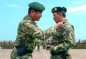 Pangkostrad Letjen Maruli Simanjuntak saat mengukuhkan Kapolri Jenderal Listyo Sigit Prabowo sebagai warga kehormatan keluarga besar Kostrad, di Pantai Palangpang Kecamatan Ciemas, Kabupaten Sukabumi, Jawa Barat, Selasa, 13 September 2022. 