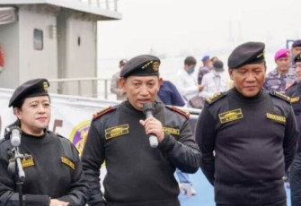 Kapolri Jenderal Listyo Sigit Prabowo usai penyematan Brevet Hiu Kencana TNI AL di Dermaga 100 Jakarta Utara, Senin (28/11/2022).