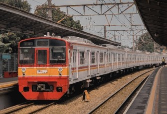 Kereta Rel Listrik (KRL) sebagai moda transportasi umum sehari-hari. (Sumber foto : dokumentasi pribadi)