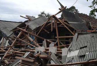 Kondisi rumah warga yang terdampak gempa di Cugenang, Kabupaten Cianjur, Jawa Barat pada Kamis (24/11).