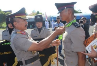 Kapolda Bengkulu saat Lantik Siswa SPN Polda Bengkulu Jadi Anggota Polri