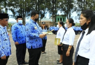 Bupati Samosir serahkan SK kepada P3K, Senin (18/07).