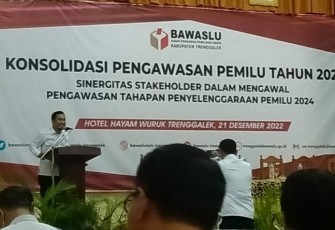 Ahmad Rokhani, Ketua Bawaslu Kabupaten Trenggalek, saat memberikan sambutan pada acara  konsolidasi pengawasan pemilu Tahun 2024, Rabu (21/12/2024)