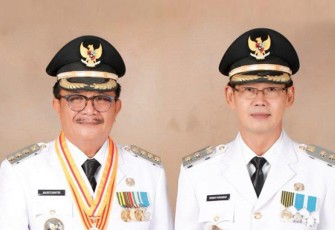 Foto Walikota Bitung Maurits Mantiri dan Wakil Walikota Bitung Hengky Honandar.