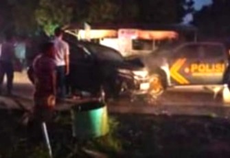 Mobil yang kecelakaan di jalan di simpang Hotel JTS.