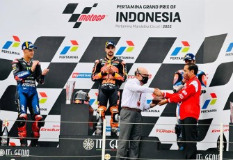 Usai penyerahan trofi, Presiden RI Ir H Joko Widodo foto bersama Dorna dan Sang Juara Event MotoGP Mandalika, Minggu (20/03/2022)