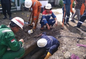 Pengecekan dan Pembersihan Area Pipa Minyak Bocor di Sambong