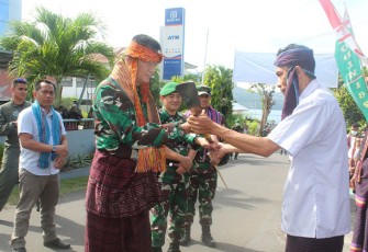 Pangdam IX/Udayana saat Terima Anugerah Gelar Panglima Perang Kerajaan Larantuka