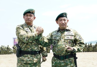 Pangkostrad Letjen Maruli Simanjuntak saat bersama Kapolri Jenderal Listyo Sigit Prabowo sebagai warga kehormatan keluarga besar Kostrad, di Pantai Palangpang Kecamatan Ciemas, Kabupaten Sukabumi, Jawa Barat, Selasa, 13 September 2022. 