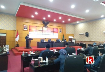 Walikota Blitar Santoso Berikan Penjelasan Raperda Pengelolaan Keuangan Daerah di Forum Rapat Paripurna DPRD Kota Blitar (foto : Faisal NR / Klikwarta.com)