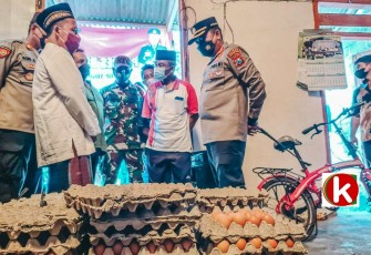 Kapolres Blitar Kota AKBP Argowiyono (kanan) Saat Borong Telur Milik Peternak Lokal di Ponggok Kabupaten Blitar (foto : Polres Blitar Kota untuk Klikwarta.com)