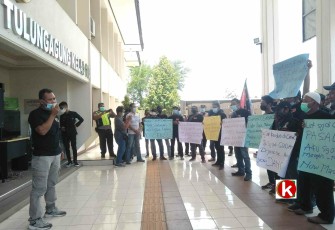 LSM GPI yang Dipimpin Jaka Prasetya Saat Mengemukakan Pendapat di Depan Teras Pengadilan Negeri Tulungagung (foto : Faisal NR / Klikwarta.com)