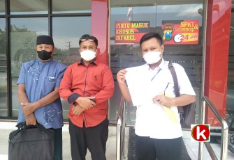 Apdi Prayoga (kanan) Didampingi Kuasa Hukumnya Menunjukkan Surat Aduannya Dari SPKT Polres Blitar Kota (foto : Faisal NR / Klikwarta.com)