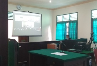 Suasana Persidangan Secara Daring di PN Tulungagung Dalam Agenda Pembacaan Putusan Terhadap Terdakwa Kasus Dugaan Penjualan Minuman Beralkohol Oplosan (foto : Klikwarta.com)