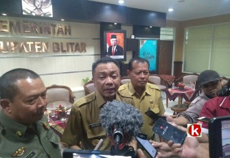 Wakil Bupati Blitar Rahmat Santoso Saat Dihubungi Awak Media Seusai Menerima Audiensi Beberapa Perwakilan LSM GPI di Ruang Transit Kantor Bupati Blitar (foto : Faisal NR / Klikwarta.com)