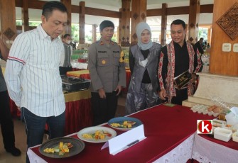 Wakil Bupati Blitar Rahmat Santoso (baju putih) Saat Meninjau Hidangan Makanan Olahan Telur di Meja Stan Perlombaan (foto : Faisal NR / Klikwarta.com)