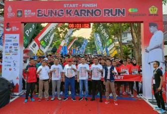 Walikota Blitar Santoso (pakai topi merah) Bersama Wabup Blitar Rahmat Santoso (tiga dari kanan) dan Forkopimda Blitar di Acara Bung Karno Run Tahun 2022