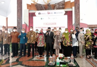 Ketua DPRD Kabupaten Blitar Suwito Saren Satoto (pakai jas dan Peci hitam) Bersama Bupati Blitar dan Tim Percepatan Akses Keuangan Daerah Kabupaten Blitar (foto : Faisal NR / Klikwarta.com)