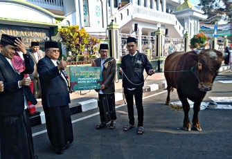 Walikota Blitar Santoso Serahkan Bantuan Hewan Qurban dari Pemkot Blitar ke Ta'mir Masjid Agung Kota Blitar