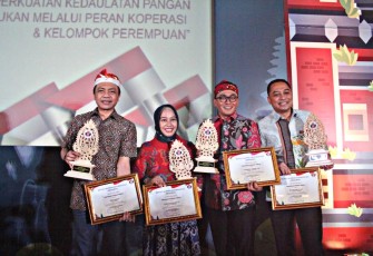 Wakil Bupati Blitar Rahmat Santoso (paling kiri) Bersama Kepala Daerah Lain di Indonesia Saat Terima Penghargaan dari Dekopin pusat (foto : Pemkab Blitar)