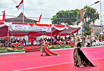 Suguhan Pakaian Nusantara Berhamburan di Blitar Etnich National (BEN) Carnival Kota Blitar Tahun 2022 (foto : Faisal NR / Klikwarta.com)