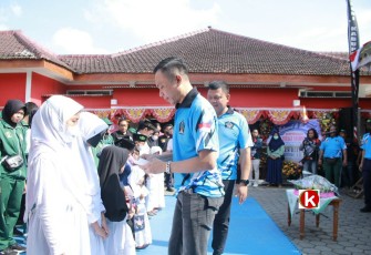 Wabup Blitar Rahmat Santoso Saat Berikan Santunan kepada Anak Yatim/Piatu di Acara Puncak Peringatan HAORNAS di KONI Kabupaten Blitar (foto : Faisal NR / Klikwarta.com)