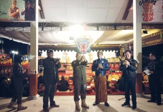 Kasatpol PP Kabupaten Blitar Rustin Pristyo Budi (pegang Gunungan) Dalam Acara Sosialisasi Undang-Undang tentang Cukai Dikemas Huburan Rakyat Wayang Kulit. (foto : Faisal NR / Klikwarta.com)