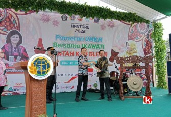 Wabup Blitar bersama Kepala BPN Kabupaten Blitar dalam acara Bazar UMKM (foto : Faisal NR / Klikwarta.com)