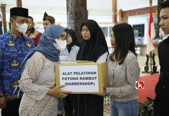 Bupati Blitar Rini Syarifah Berikan Alat Pelatihan Potong Rambut kepada Pemuda Karang Taruna di Kabupaten Blitar (foto : Faisal NR / Klikwarta.com)