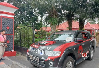 Anggota Komisi III DPR RI Arteria Dahlan Hendak Meninggalkan Rumah Dinas Walikota Blitar Usai Mendatangi Walikota Blitar Menyusul Tragedi Perampokan (foto : Faisal NR / Klikwarta.com)