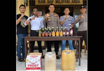 Polsek Giri Mulya Sita Puluhan Botol Miras dan Puluhan Liter Tuak