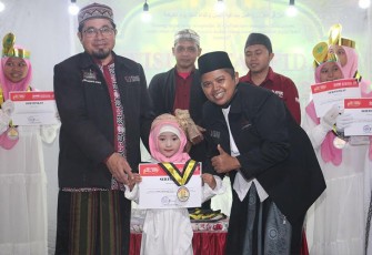 Reva saat di gelaran Wisuda Tahfidz di Rumah Tahfidz Daarul Qur’an Jember, Sabtu (5/2) lalu.