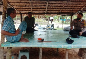 Bhabinkamtibmas Polsek Peureulak Timur saat sambang Warga Binaannya.