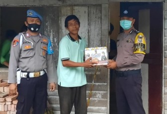 Bhabinkamtibmas saat berikan bingkisan ke masyarakat