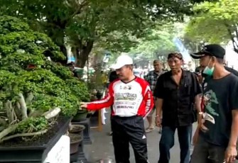 Bupati Pati Haryanto ketika meninjau stand  KBP 