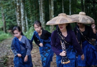 Ilustrasi kegiatan wanita suku Baduy sehari-hari. Sumber foto : Pariwisata Indonesia