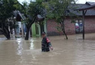 Serma Slamet terjang banjir pantau wilayah binaan 