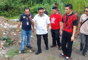 Walikota Bitung saat melakukan peninjauan pembangunan infrastruktur Kesehatan