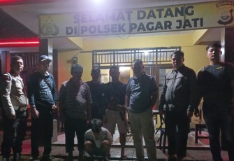 Tersangka (duduk diborgol) saat diamankan