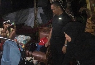 Dandim 1310/Bitung bersama ibu saat memberikan bingkisan
