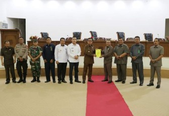 Foto bersama usai sidang paripurna